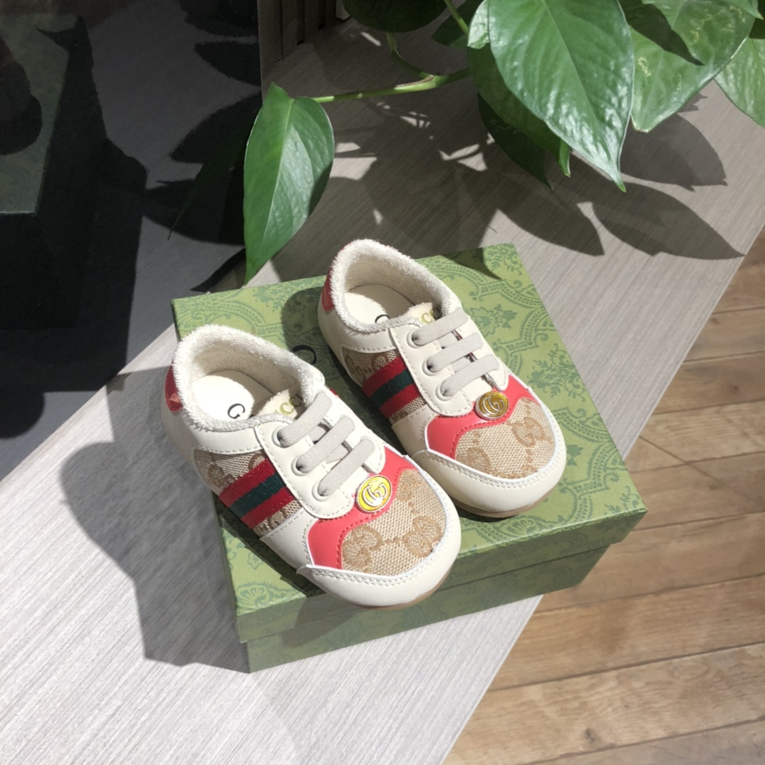 Children's shoes child